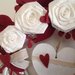Corona di legno con rose in lino bianco e foglie bordò 