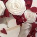 Corona di legno con rose in lino bianco e foglie bordò 