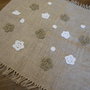 Centrotavola  quadrato in tela juta con fiori crochet color corda e bianco.