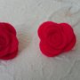 Orecchini di rose di feltro fatti a mano