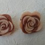 Orecchini con rose di feltro fatte a mano