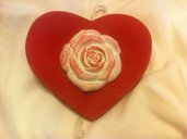 Decorazione Shabby-Chic: cuore di gesso colorato su legno. Idea regalo, decorazione o bomboniera.