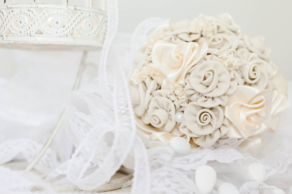 Flonding - Bouquet Da Sposa Con Rose In Raso Di Cristallo, Romantico