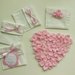 Bomboniera floreale: il bouquet di fiori in feltro rosa e fuxia per decorare il sacchetto portaconfetti fatto a mano!