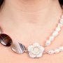 Collana con agata caffè, perle e chiusura con fiore in madreperla