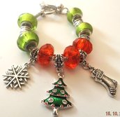 Bracciale con base in metallo,perle verdi e rosse,ciondoli natalizi con albero con strass,calzetta e fiocco di neve idea regalo