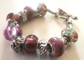Bracciale con base in metallo,perle nei toni del viola e lilla  a foro largo ed elementi in argento tibetano idea regalo