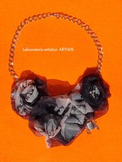 COLLANA  GOTHIC GIROCOLLO FATTO A MANO  CATENA RAGNO FIORI ORGANZA PERLINE