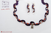 Collana e orecchini – parure in pelle viola scamosciata con perle di vetro arancioni e bianche