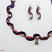 Collana e orecchini – parure in pelle viola scamosciata con perle di vetro arancioni e bianche
