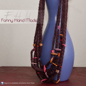 Collana di lana lunga con perline colorate