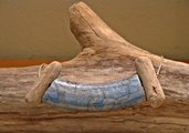 CIONDOLO con  pezzo raku e legni di mare