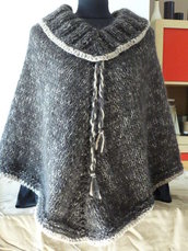 Poncho in lana realizzato a mano