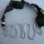 Collana in alluminio e passamaneria in pizzo nero con applicazione di perle di fiume intrecciate con filo di rame