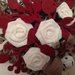 Cuore di vimini con rose di lino bianche e rametti di feltro rossi
