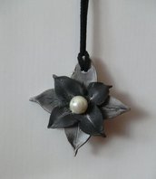 Fiore in pasta modellabile lavorato a mano in colore nero e argento con perla argento e laccio in cuoio nero l