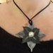 Fiore in pasta modellabile lavorato a mano in colore nero e argento con perla argento e laccio in cuoio nero l
