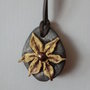 Ciondolo fiore nero e oro/bronzo in pasta modellabile creato a mano e laccio in cuoio marrone