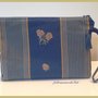 Pochette in cotone blu ceruleo con righe e rose gialle