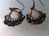 orecchini  in tessitura di perline a ventaglio con cristalli, superduo e rocaille
