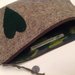 Pochette  in lana cotta con cuore verde e fodera camouflage