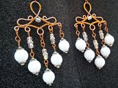 Wire orecchini pendenti in filo di rame impreziositi da mezzi cristalli e sfere bianco candido 