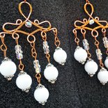 Wire orecchini pendenti in filo di rame impreziositi da mezzi cristalli e sfere bianco candido 