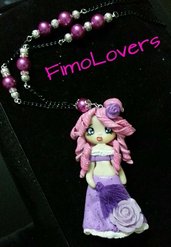 Collana, realizzata a mano, in fimo, con bambola, sui toni del viola e rosa con perle.