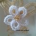 Elegante fiore di perle e petali di perline oro