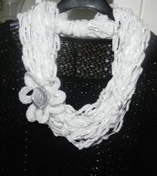 Sciarpa collana bianca  fatta a mano ad uncinetto con fiore