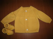 Completo per neonato composto da giacchino giallo e scarpine coordinate in pura lana vergine merinos. 