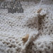 Poncho in lana bianca e bronzo lavorato all'uncinetto