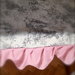 Tovaglia romantica toile de jouy con volant rosa antico 