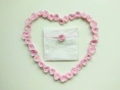 Bomboniera floreale: i fiori in feltro rosa per decorare il sacchetto portaconfetti fatto a mano!