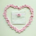 Bomboniera floreale: i fiori in feltro rosa per decorare il sacchetto portaconfetti fatto a mano!