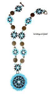 collana azzurra e bronzo
