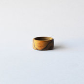 Anello semplice di legno, fatto a mano