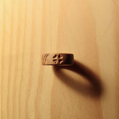 Anello inciso di legno, fatto a mano