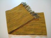 Sciarpa in lana fatta al telaio color senape