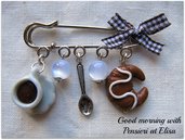 Spilla con miniature di dolci in fimo - tazzina caffè, cucchiaio e cornetto
