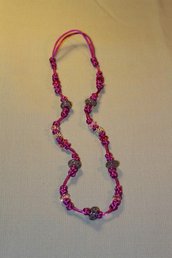 Collana realizzata a mano con nodi cinesi portafortuna e perle lampwork in vetro lilla
