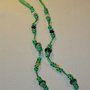 Collana realizzata a mano con nodi cinesi portafortuna e perle lampwork in vetro nero e verde