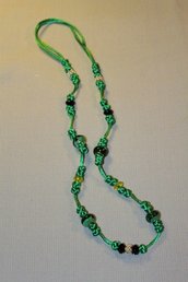 Collana realizzata a mano con nodi cinesi portafortuna e perle lampwork in vetro nero e verde