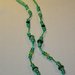 Collana realizzata a mano con nodi cinesi portafortuna e perle lampwork in vetro nero e verde