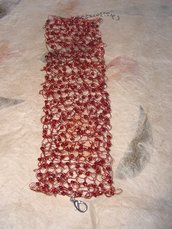 Bracciale in filo di metallo rosso e perline rosse a uncinetto