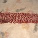 Bracciale in filo di metallo rosso e perline rosse a uncinetto