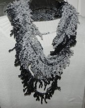 Sciarpa collana realizzata a mano grigio-nero