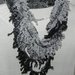 Sciarpa collana realizzata a mano grigio-nero
