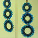 Orecchino pendente con  elementi a cerchio contornato di Perle d' Agata Blu.