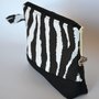 Astuccio pochette in cotone foderato e leggermente imbottito, con zip e charms - mod. "Jungle Zebra"